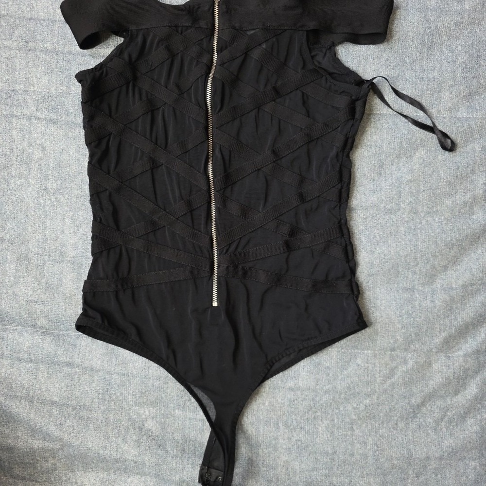 Bebe‎ Off The Shoulder Bondage Style Body Suit  Size Medium - Picture 4 of 6
